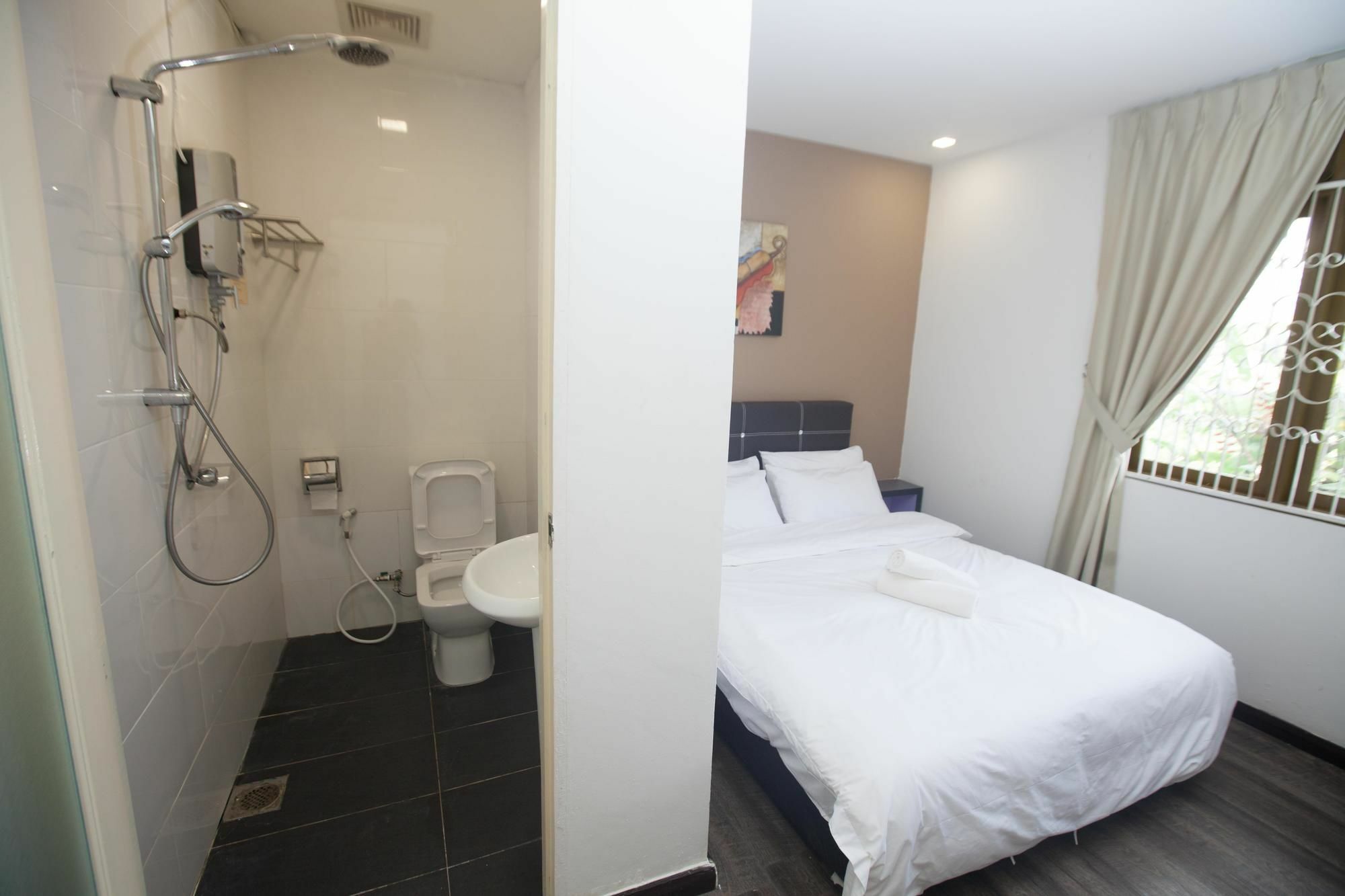 Natol Homestay - London Κουτσίνγκ Εξωτερικό φωτογραφία