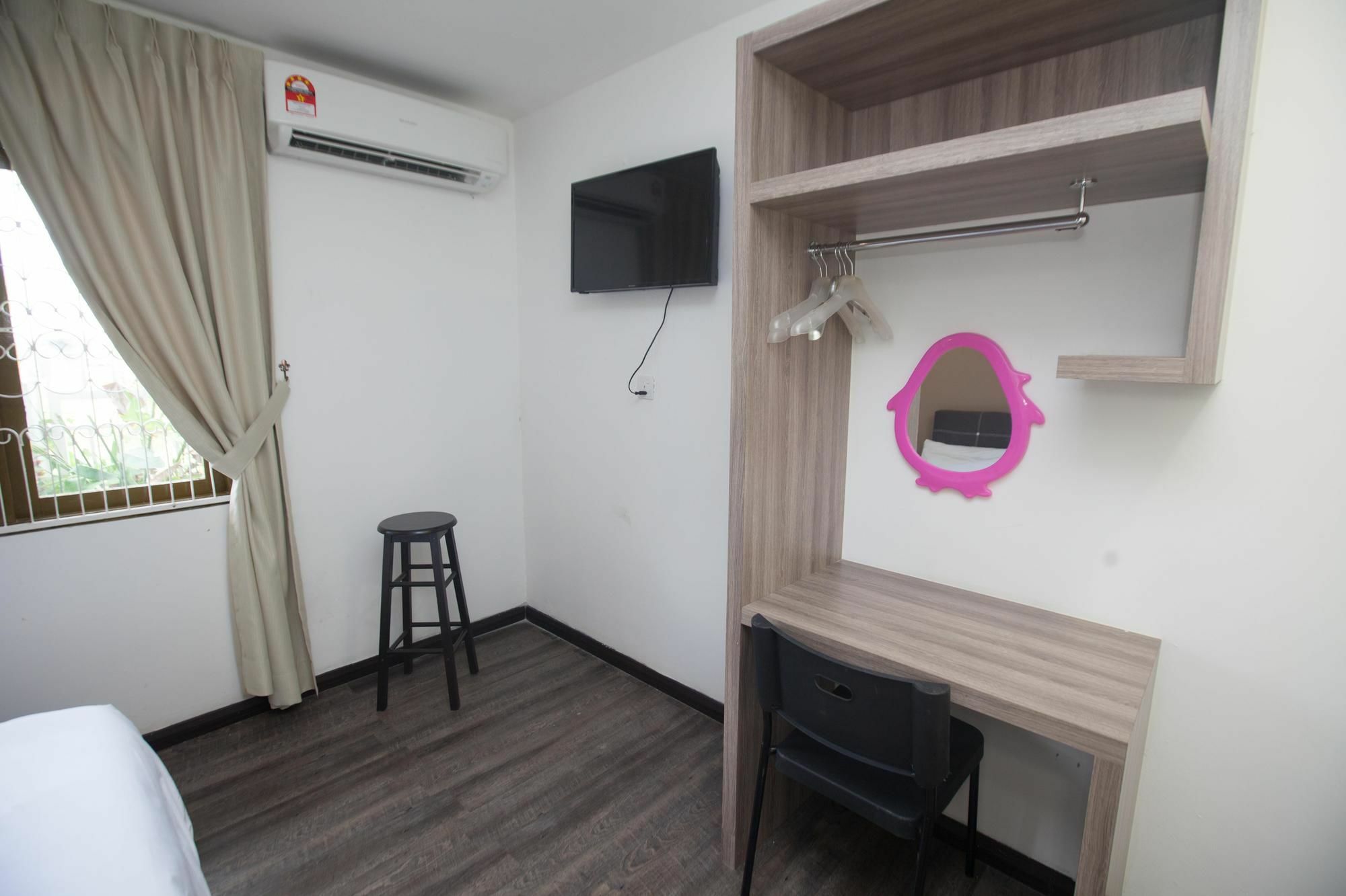Natol Homestay - London Κουτσίνγκ Εξωτερικό φωτογραφία